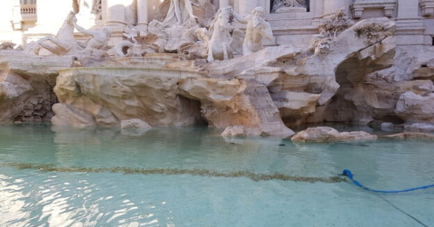 Fontana di Trevi – Un momento della raccolta delle monete